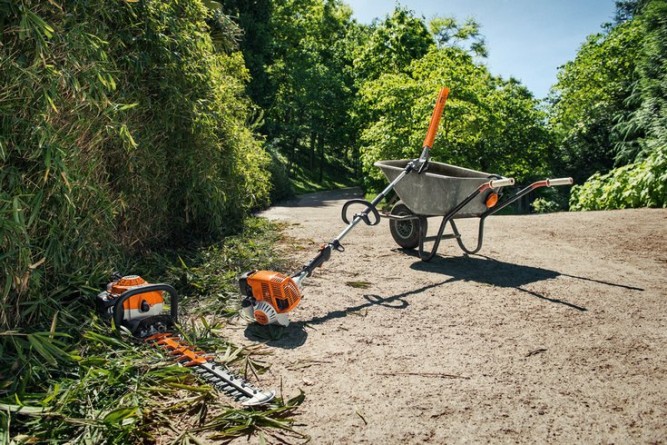 Кусторез бензиновый STIHL HS 82 T (75 см)  с поворотной рукояткой 42370112952 в Екатеринбурге