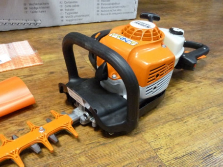 Кусторез бензиновый STIHL HS 82 T (75 см)  с поворотной рукояткой 42370112952 в Екатеринбурге
