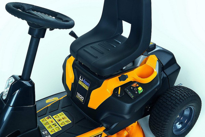 Аккумуляторный садовый райдер Cub Cadet LR2 ES76 в Екатеринбурге
