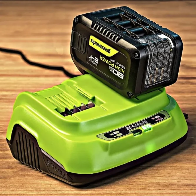 Ультрабыстрое двойное зарядное устройство Greenworks G24X2C8, 24V, 8A (2958807) в Екатеринбурге