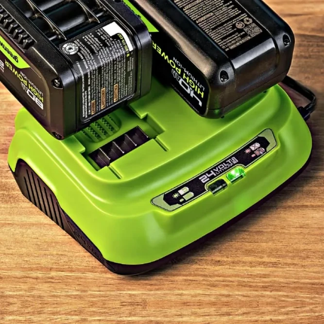 Ультрабыстрое двойное зарядное устройство Greenworks G24X2C8, 24V, 8A (2958807) в Екатеринбурге