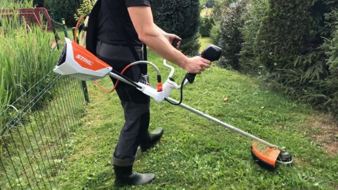 Триммер аккумуляторный STIHL FSA 130 без аккумулятора в Екатеринбурге