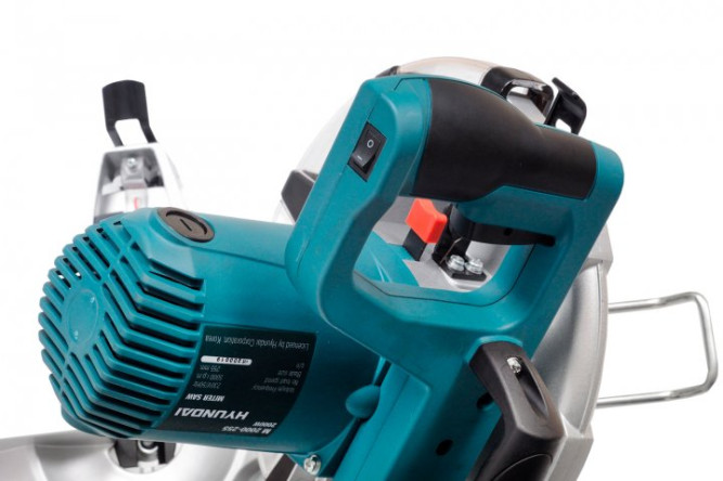 Торцовочная пила HYUNDAI M 2500-255S в Екатеринбурге