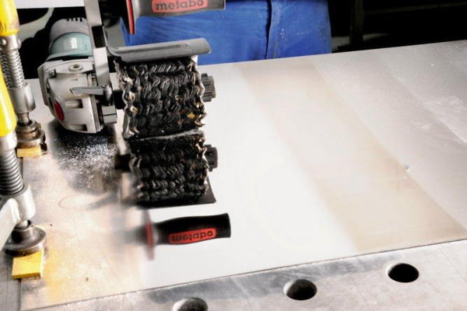 Щеточный шлифователь Metabo SE 12-115 SET 602115500 в Екатеринбурге