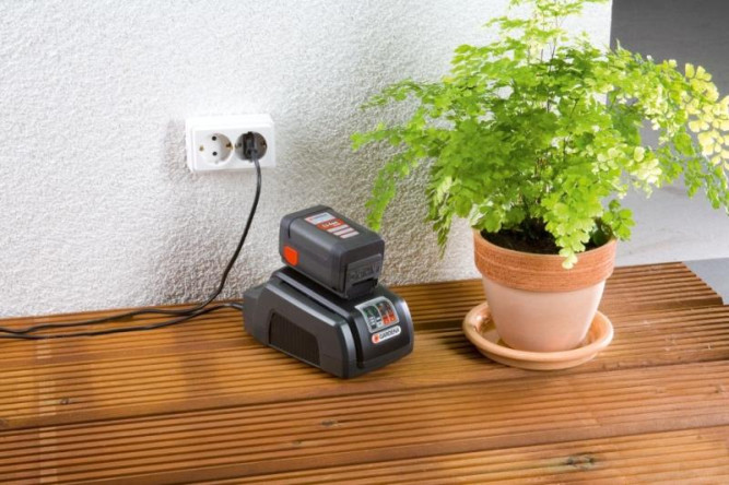 Универсальное зарядное устройство для всех типов аккумуляторов GARDENA 08831-20.000.00 в Екатеринбурге