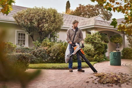 Аккумуляторный всасывающий измельчитель Stihl SHA 56 в Екатеринбурге