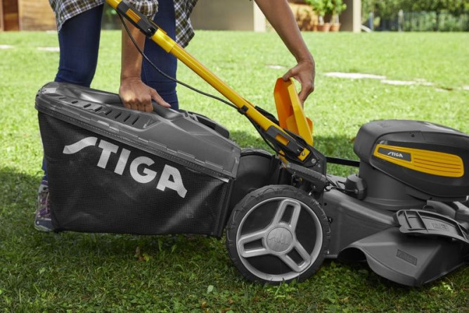 Аккумуляторная газонокосилка Stiga COMBI 753 SQ AE