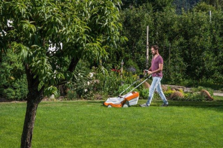 Аккумуляторная газонокосилка Stihl RMA 235 c AK 30 и AL 101 в Екатеринбурге