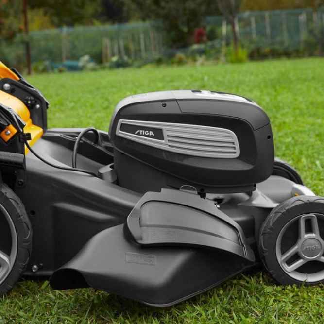 Аккумуляторная газонокосилка Stiga COMBI 955 SQ AE